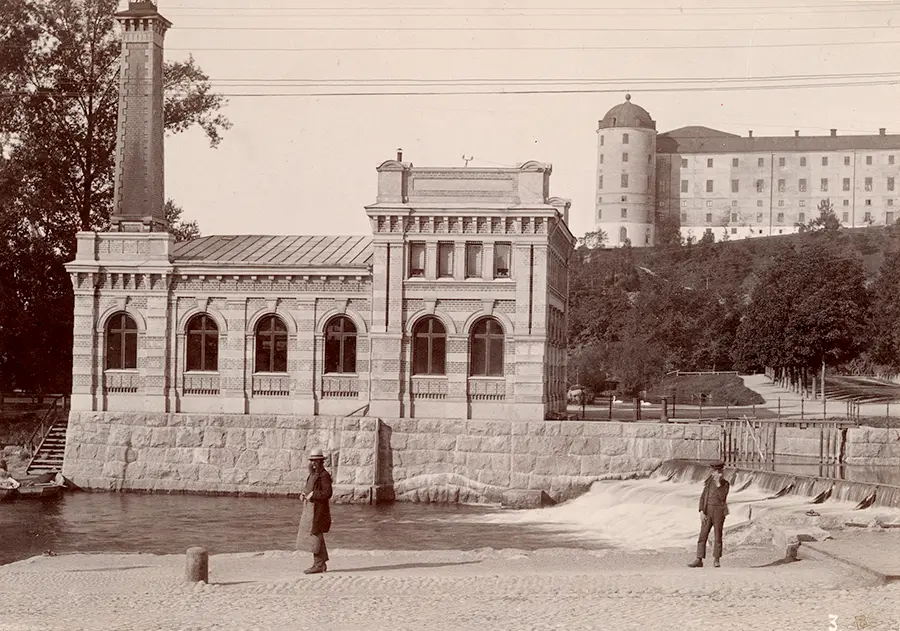 Foto av Pumphuset från år 1890. Fotografen stod på andra sidan ån.