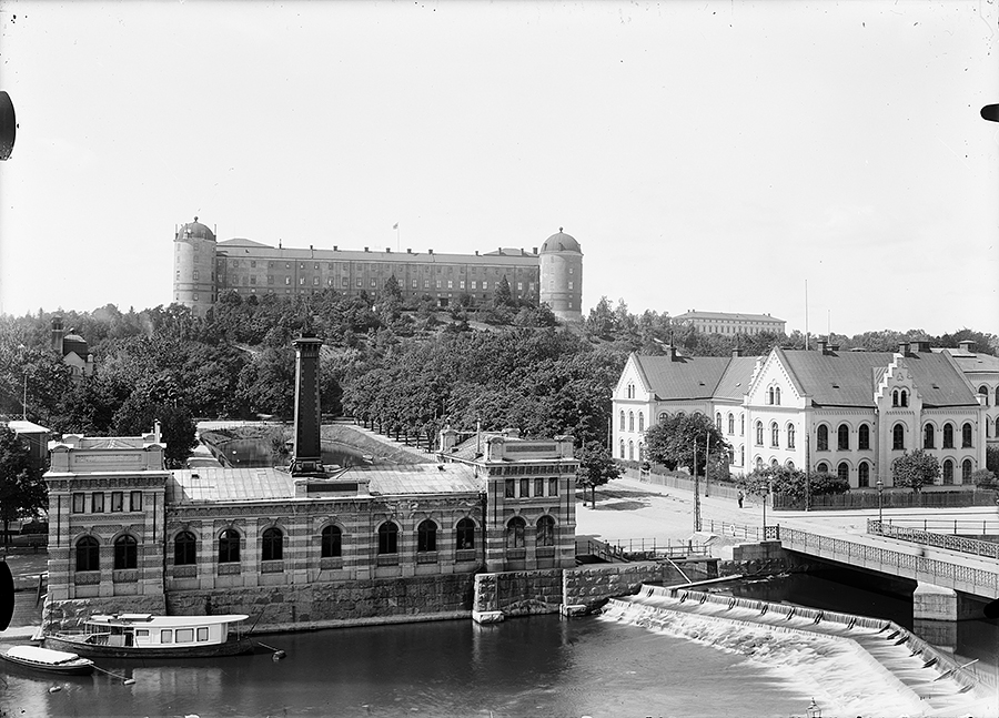 Foto av Pumphuset efter utbyggnaden. Fotografen har stått några våningar upp i ett hus på andra sidan Fyrisån.