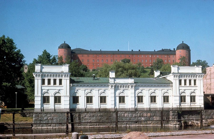 Foto av Pumphuset 1975. Fasaden var då vit.