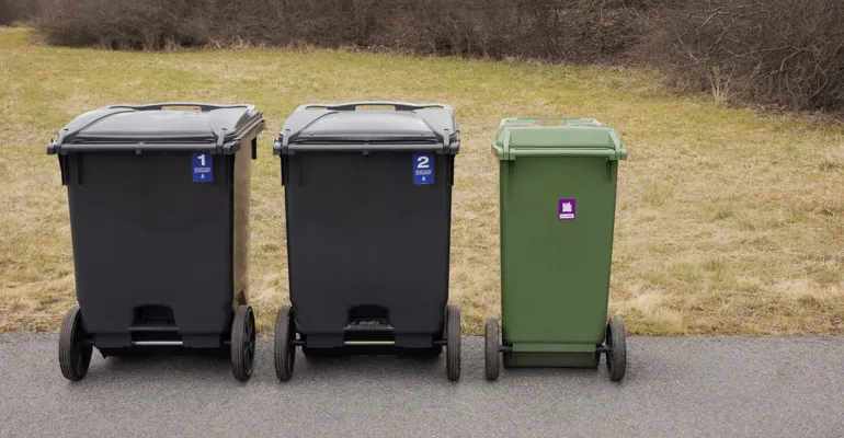 två fyrfackskärl och ett extra kärl för plastförpackningar