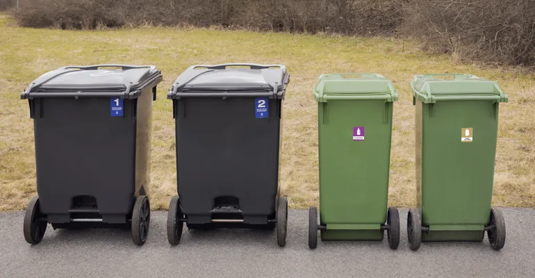 två fyrfackskärl och ett extra kärl för plastförpackningar och extra kärl för pappersförpackningar