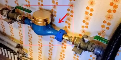 Exempelbild på mätarplats med el-uttag installerat för nära mätaren samt där en maskin står i vägen.
