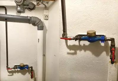 Exempelbild på mätarplats med el-uttag installerat för nära mätaren samt där en maskin står i vägen.
